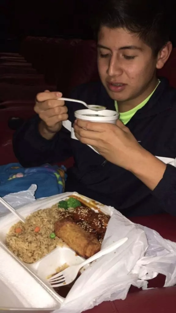 Terlalu Pintar, Makanan Yang Nggak Kamu Bayangin Bisa Masuk Bioskop